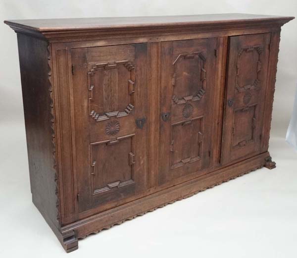 An early 20thC German oak 3 door cupboard with geometric like framed panelling, the doors opening to - Image 19 of 20