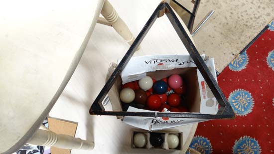 Snooker : A set of composite Snooker balls , comprising 16 reds , green , brown , yellow , blue ,