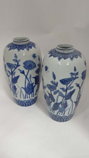 2 x Blue & white vases CONDITION: Please Note -  we do not make reference to the condition of lots - Image 2 of 3