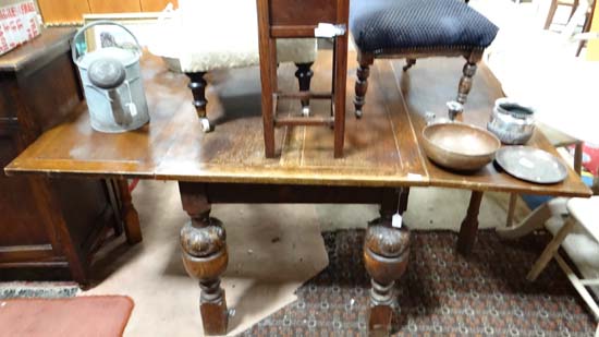 An oak drop flap table CONDITION: Please Note -  we do not make reference to the condition of lots