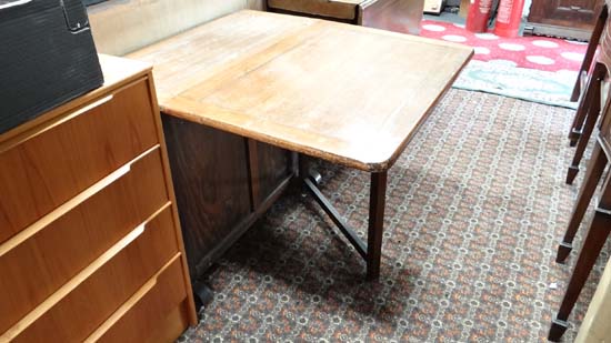 Drop flap table CONDITION: Please Note -  we do not make reference to the condition of lots within - Image 3 of 5