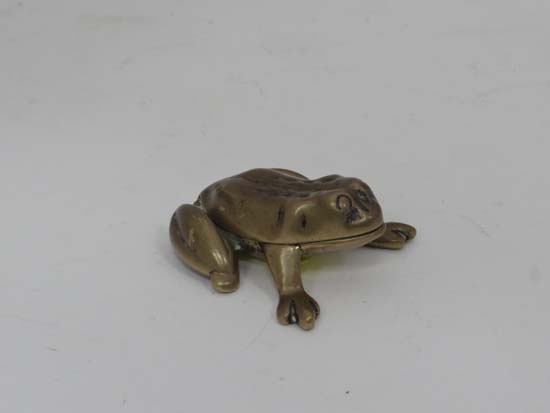 Brass frog  CONDITION: Please Note -  we do not make reference to the condition of lots within - Image 3 of 8