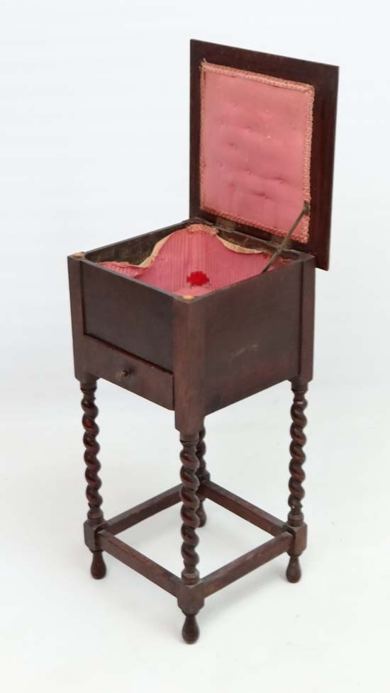 Sewing box CONDITION: Please Note -  we do not make reference to the condition of lots within