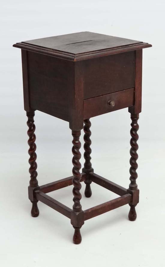 Sewing box CONDITION: Please Note -  we do not make reference to the condition of lots within - Image 4 of 6