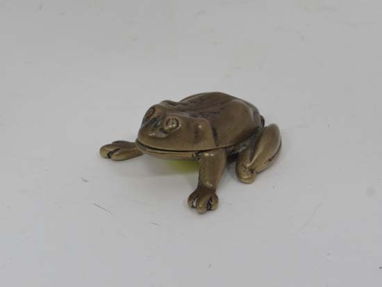 Brass frog  CONDITION: Please Note -  we do not make reference to the condition of lots within - Image 4 of 8