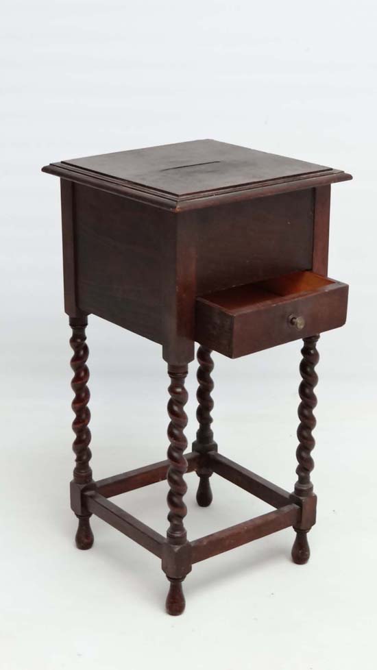 Sewing box CONDITION: Please Note -  we do not make reference to the condition of lots within - Image 5 of 6