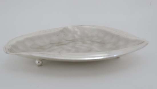 A WMF Ikora centrepiece Art Deco style three sided tray with three ball feet and surface burnishing. - Image 8 of 20