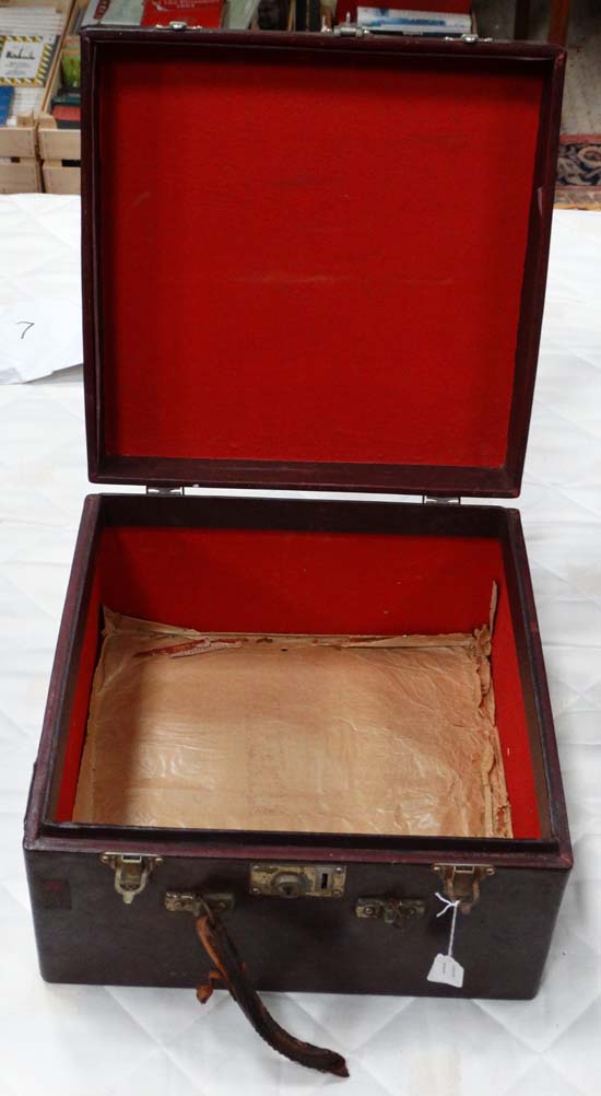 Hinged box CONDITION: Please Note -  we do not make reference to the condition of lots within - Image 2 of 2