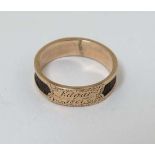 A 19thC yellow metal mourning ring with band of platted hair to centre.  CONDITION: Please Note -