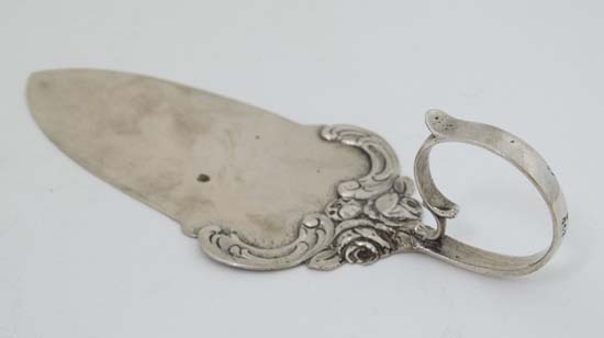 A Continental  white metal cake slice with loop handle marked .800. The whole 5 1/2" long - Image 3 of 4