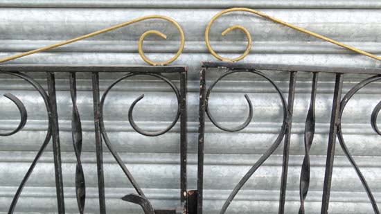 Garden and Architectural : a pair of painted wrought iron garden gates, each approximately 29 1/4 - Image 2 of 2