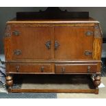 Oak 1930's sideboard CONDITION: Please Note -  we do not make reference to the condition of lots