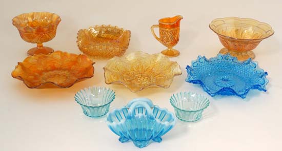 Carnival Glass : 9 assorted items of carnival glass to include bowl, jug, dishes etc. (9) CONDITION: