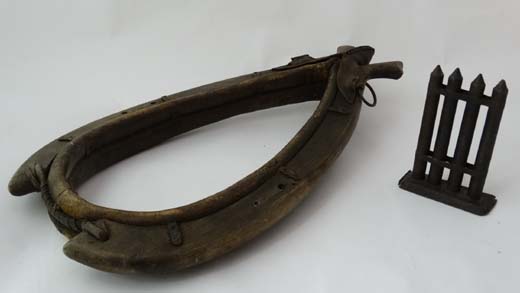 A 19thC full oak and straw flocked leather horse collar having curved oak hames. 22 1/'2'' .