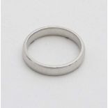 A Platinum ring. 8g CONDITION: Please Note -  we do not make reference to the condition of lots