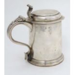 A George II silver tankard hallmarked London 1730 maker William Darker, with hinged lid and scrolled