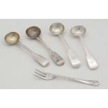 Assorted silver items comprising 4 fiddle pattern salt spoons London 1836 maker JW, London 1840