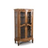 vitrine de style Louis XV placage en bois de rose, vitrée sur les 3 côtés, marbre brèche rose