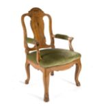 fauteuil en noyer de style Louis XV baroque
 à dossier en bois et assise en velours vert.
H.