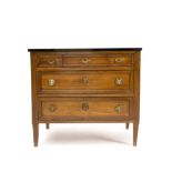 petite commode Louis XVI à cinq tiroirs et bâti en caisson en noyer. Plateau de marbre noir de