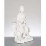 sculpture en blanc de Chine représentant une guanyin assise sur un rocher
, le pied gauche posé