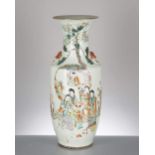 vase en porcelaine de Chine à décor en famille rose
 de femmes et enfants dans des jardins sur la