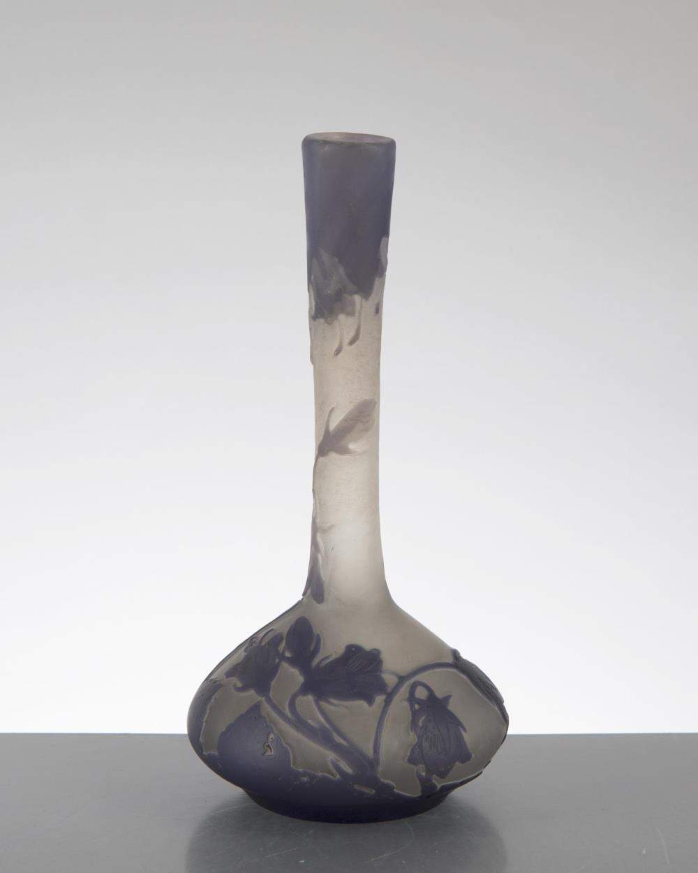 petit vase Gallé
 dans les bleus sur champ blanc
Signé Gallé dans le décor.
H. 19.5 cm
grossièrement - Image 2 of 4