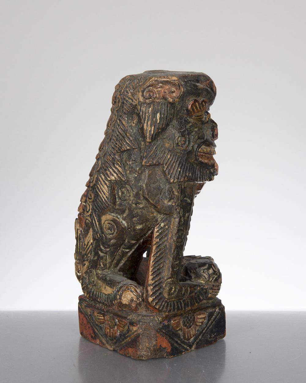 sculpture en bois d'un chien de Fo, Sud Est Asiatique.
sculpture en bois d'un chien de Fo tenant une - Image 2 of 3