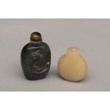 2 tabatières en pierre dure
: l'une en marbre noir à décor de Chilong avec un bouchon en agate et
