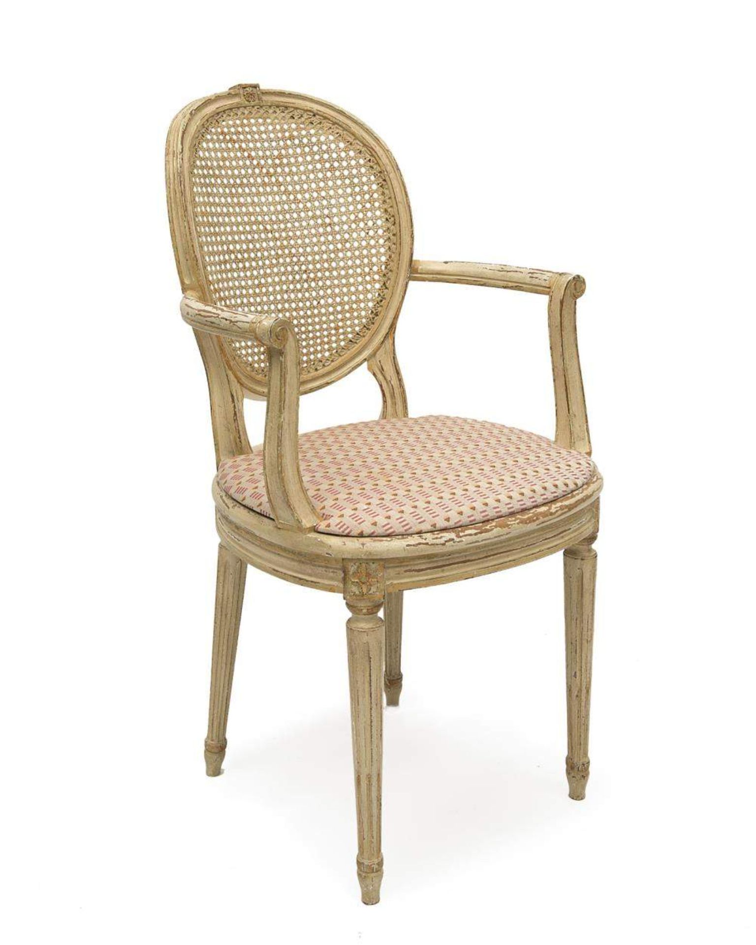 paire de fauteuils de style Louis XVI en bois peint blanc et assise et dossier canné

H. 94x57x53 - Image 2 of 3