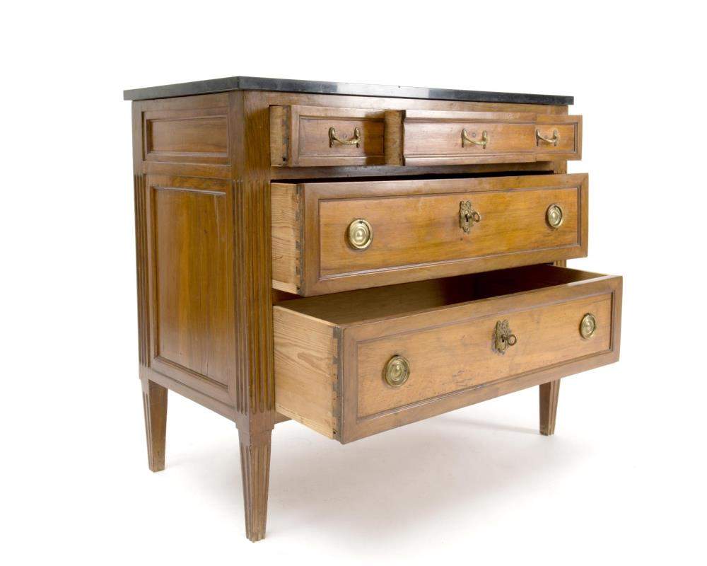 petite commode Louis XVI à cinq tiroirs et bâti en caisson en noyer. Plateau de marbre noir de - Image 2 of 3