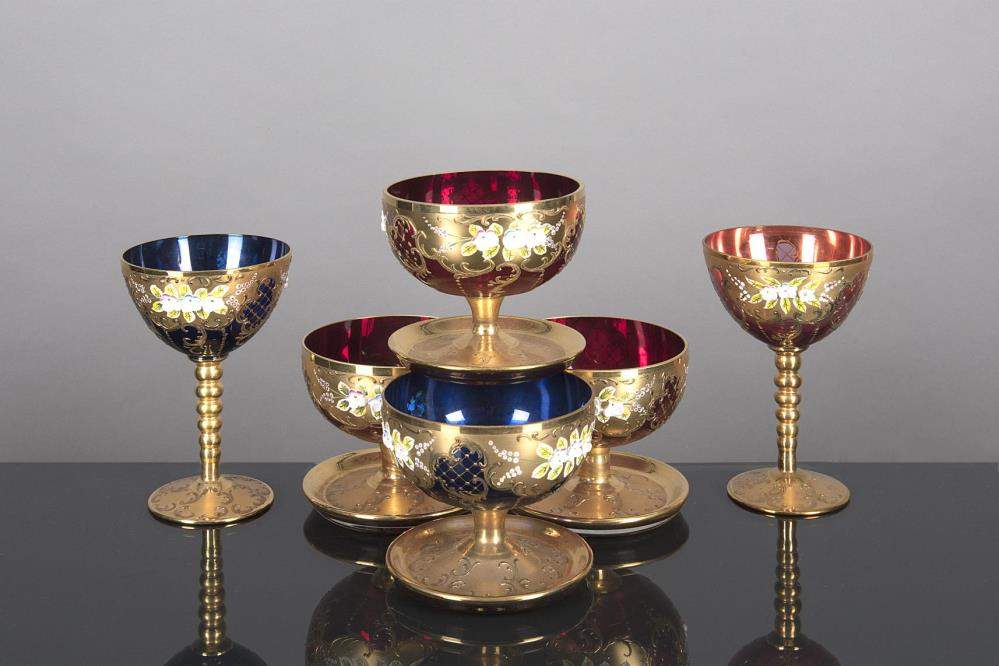 4 coupes et 2 verres sur pied en verre de Venise et surdécor à l'or
4 coupes et 2 verres sur pied en