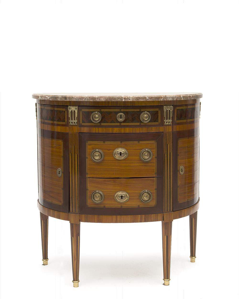 commode demi-lune de style Louis XVI à 3 tiroirs et 2 portillons, dessus de marbre brèche rose

H.