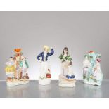 4 sculptures en faïence anglaise
 représentant: 1 femme et enfant priant, 2 pièces montées avec