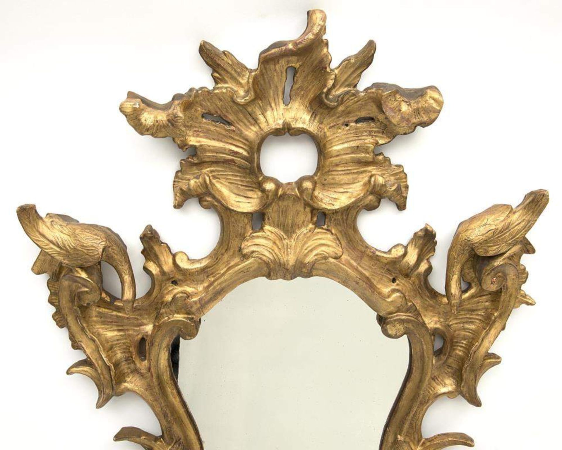 miroir provenant de l'Italie du Nord en bois sculpté et doré à décor de mascarons, oiseaux, - Image 2 of 3