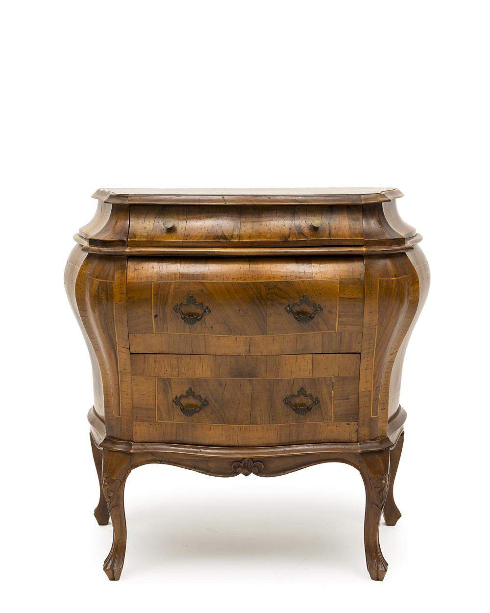 petite commode lombarde de style baroque à 3 tiroirs et placage de noyer

H. 70.5x35x74 cm