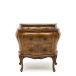 petite commode lombarde de style baroque à 3 tiroirs et placage de noyer

H. 70.5x35x74 cm