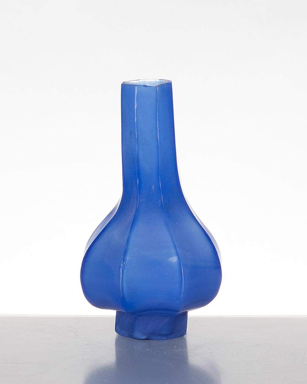vase en verre bleu de Chine
vase polylobé en verre bleu de Chine, marque Qianlong à 4 caractères - Image 2 of 3