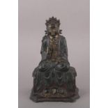 sculpture en bronze de Chine à patine noire d'une Guanyin assise
, la main gauche sur le pied, la