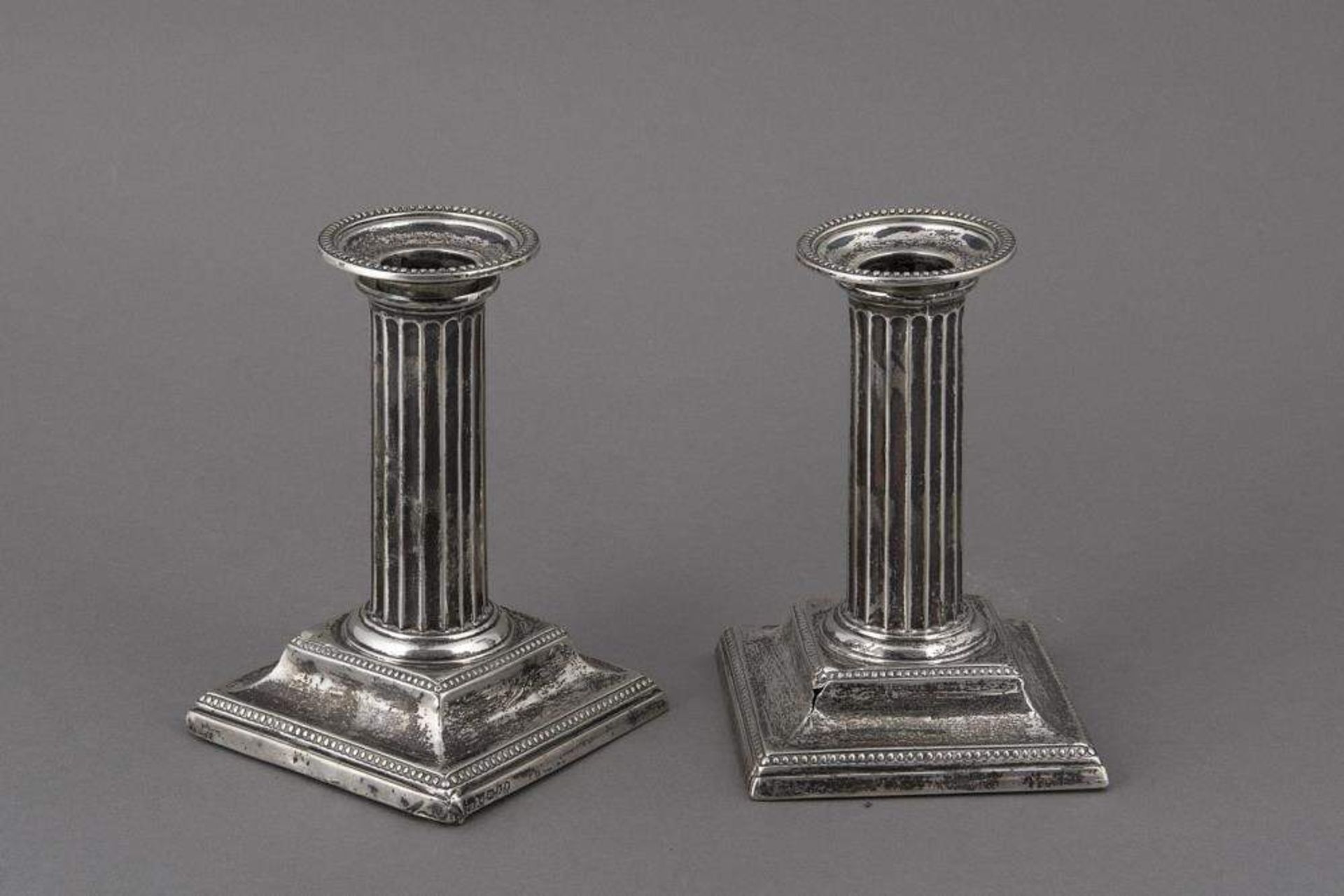 paire de bougeoirs lestés  en argent sterling .925, poinçon de Sheffield de 1884, duty marks