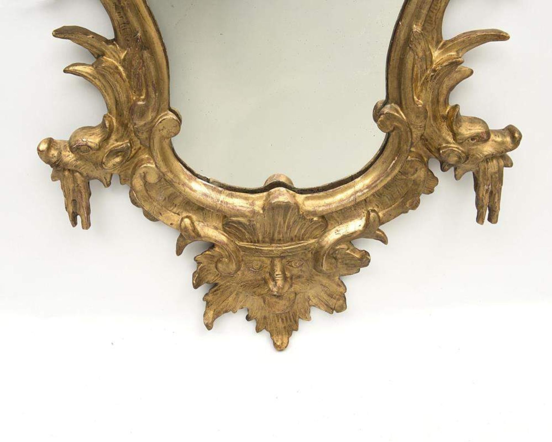 miroir provenant de l'Italie du Nord en bois sculpté et doré à décor de mascarons, oiseaux, - Image 3 of 3