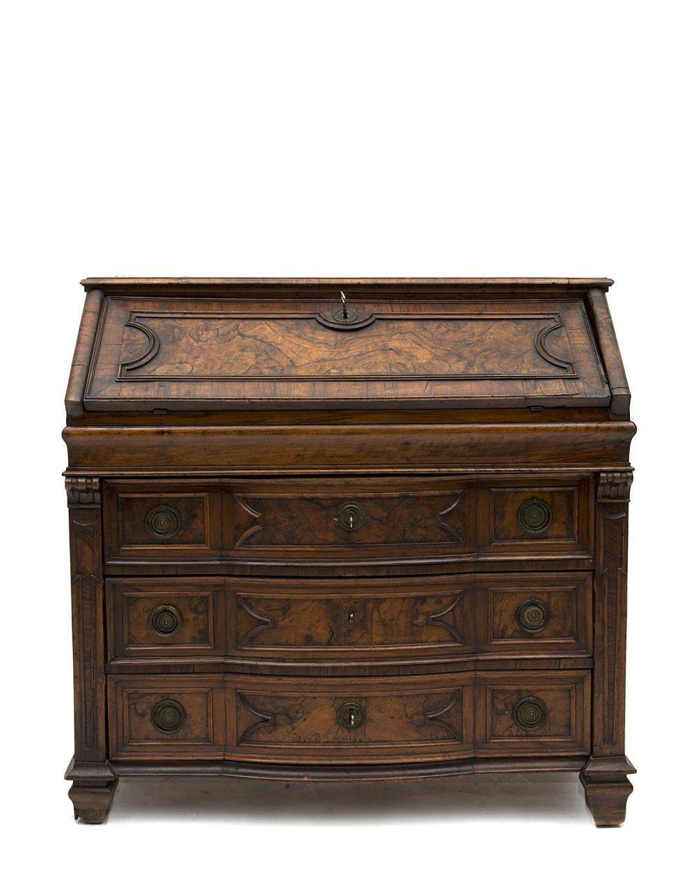 commode bureau italien du XVIIIe en placage de ronce de chataignier et noyer ouvrant par un