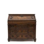 commode bureau italien du XVIIIe en placage de ronce de chataignier et noyer ouvrant par un