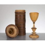 gobelet en bois tourné et sculpté du XIXe ou antérieur. Travail de maîtrise
.
Ce verre sur pied en