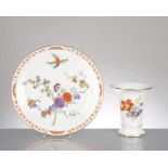 1 plat en porcelaine de Meissen à décor japonisant
 de fleurs et oiseau, marque en bleu sous