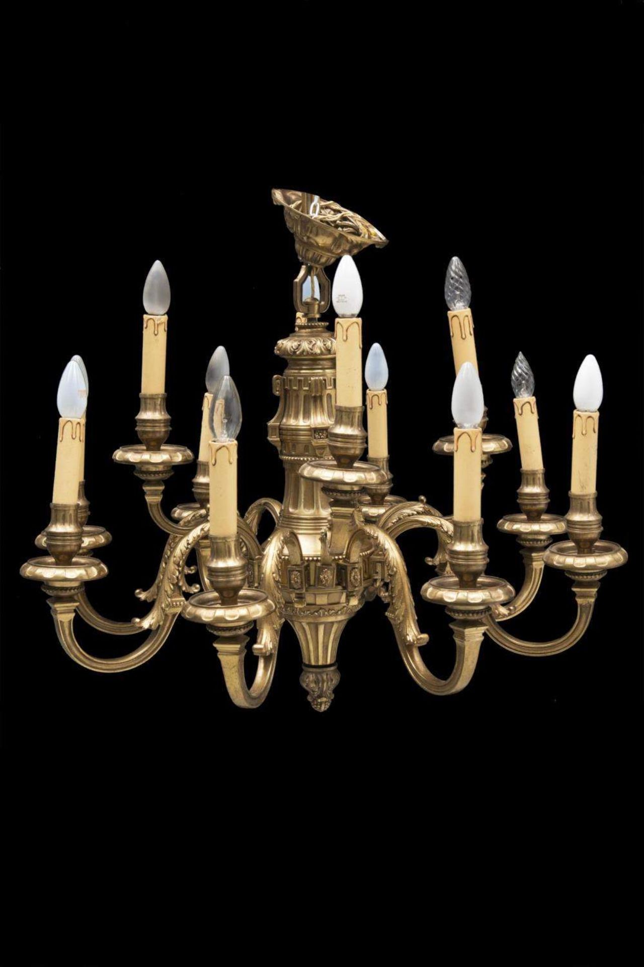 lustre en laiton de style Louis XVI à 12 feux
.
D. 78 cm
lustre électrifié, il faut cependant