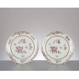 2 assiettes plates en porcelaine de la Compagnie des Indes, Chine, à décor en famille rose
 de