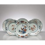 7 assiettes plates en porcelaine de Chine à décor Imari de fleurs et coq et poules, XVIIIe
7