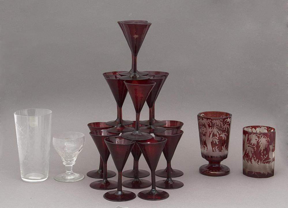 lot de verres
 comprenant : 15 verres sur pied cônique en verre rouge, 2 verres rouges gravés à l'