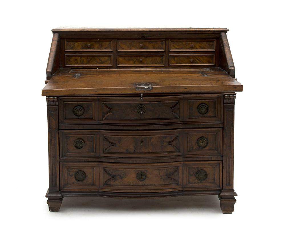 commode bureau italien du XVIIIe en placage de ronce de chataignier et noyer ouvrant par un - Image 2 of 3